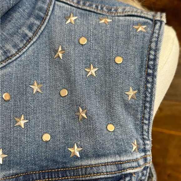 💥 Levi’s Star Studded Denim Trucker Vest 💥
✨All-American Classic sz Medium EUC - Picture 2 of 11